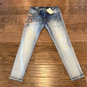 Driftwood Embroidered Floral Marilyn MID Rise NWT Size 27